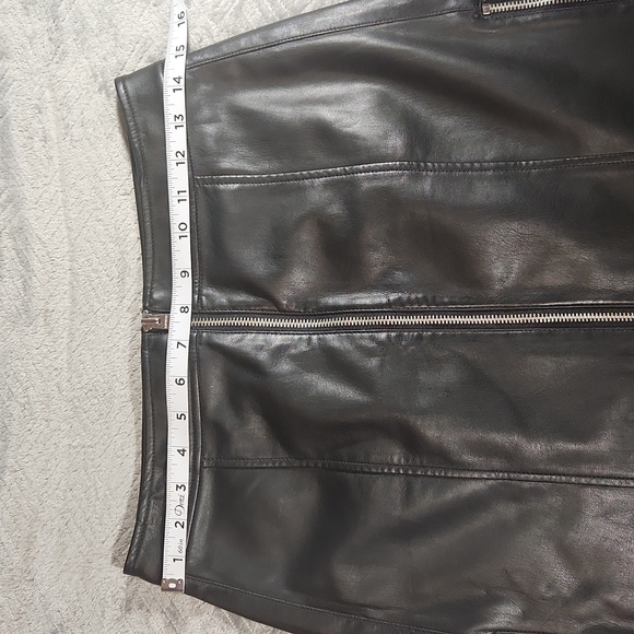 Express, Women's Size 4, Mini Black Faux Leather skirt with  Zipper Detail - Picture 6 of 7